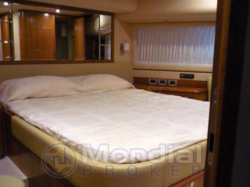 Ferretti 830