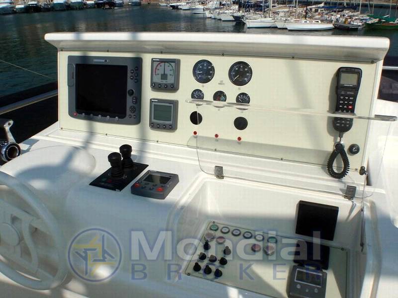 Ferretti 830