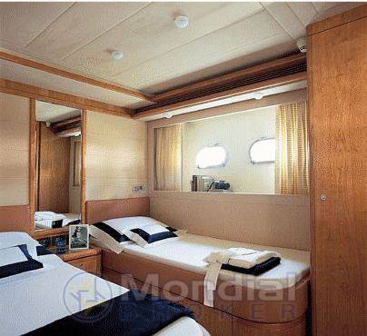 Ferretti 830