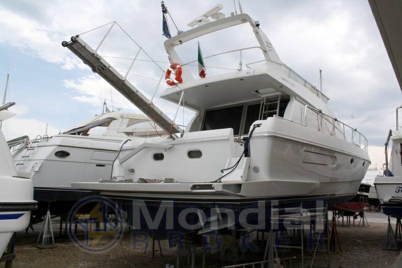 Ferretti Altura 45' fly