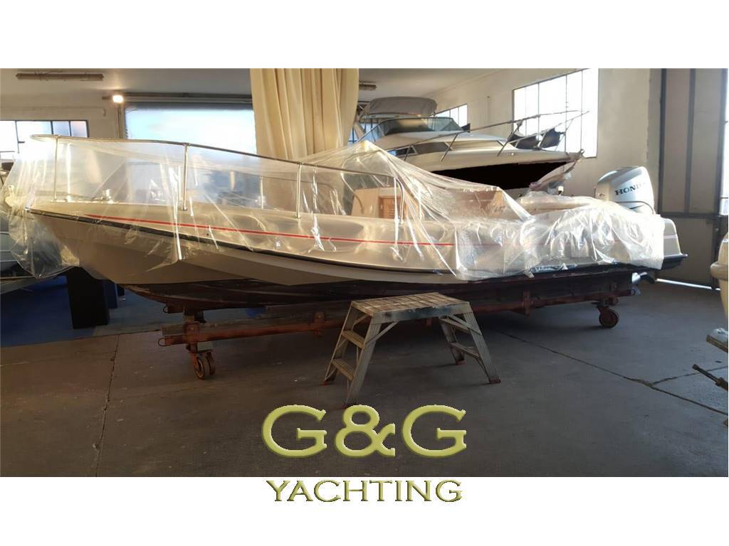 Boston whaler Outrage 21