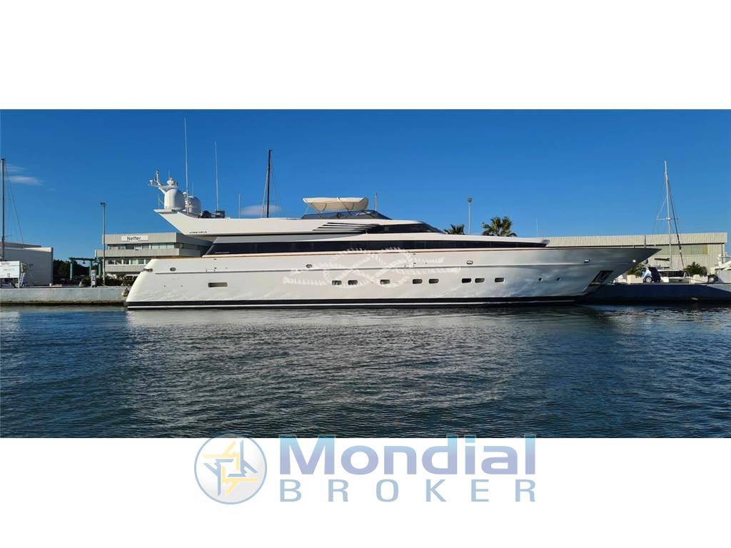 Cantieri di pisa Akhir 110 le charter