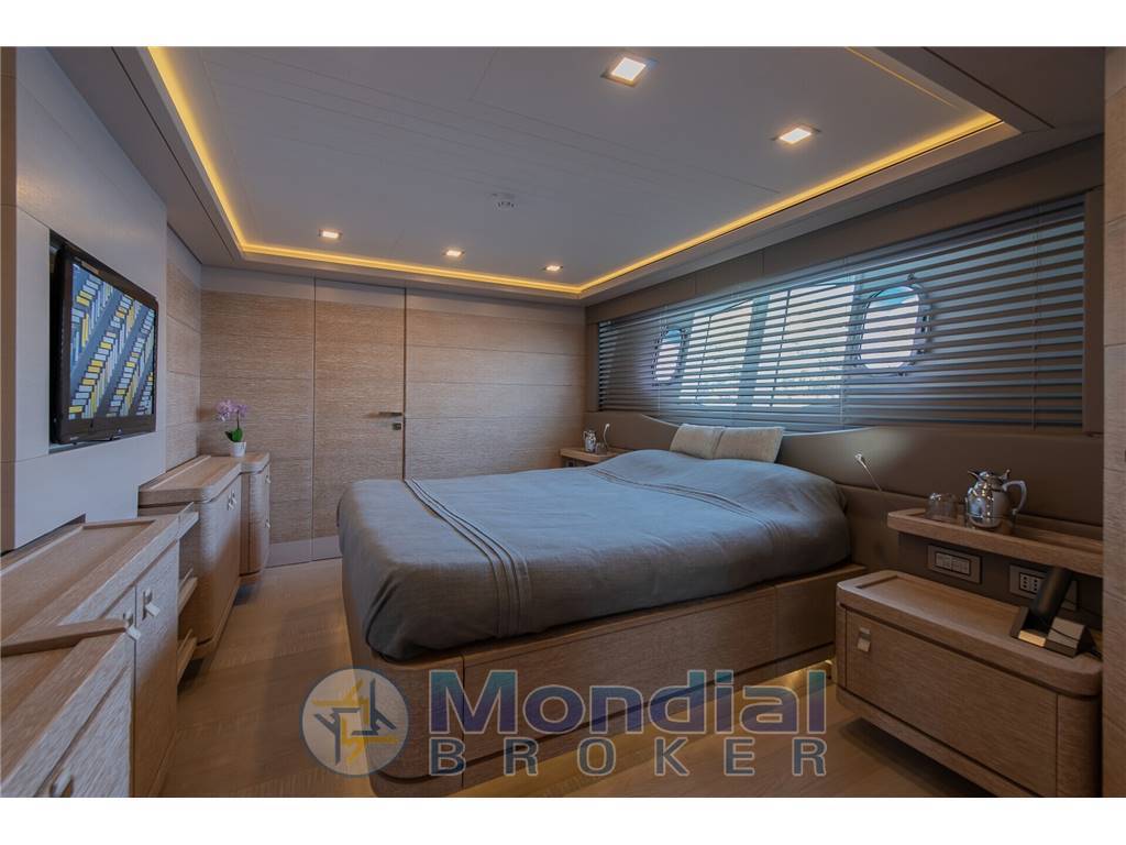 Ferretti custom line Navetta 33 crescendo