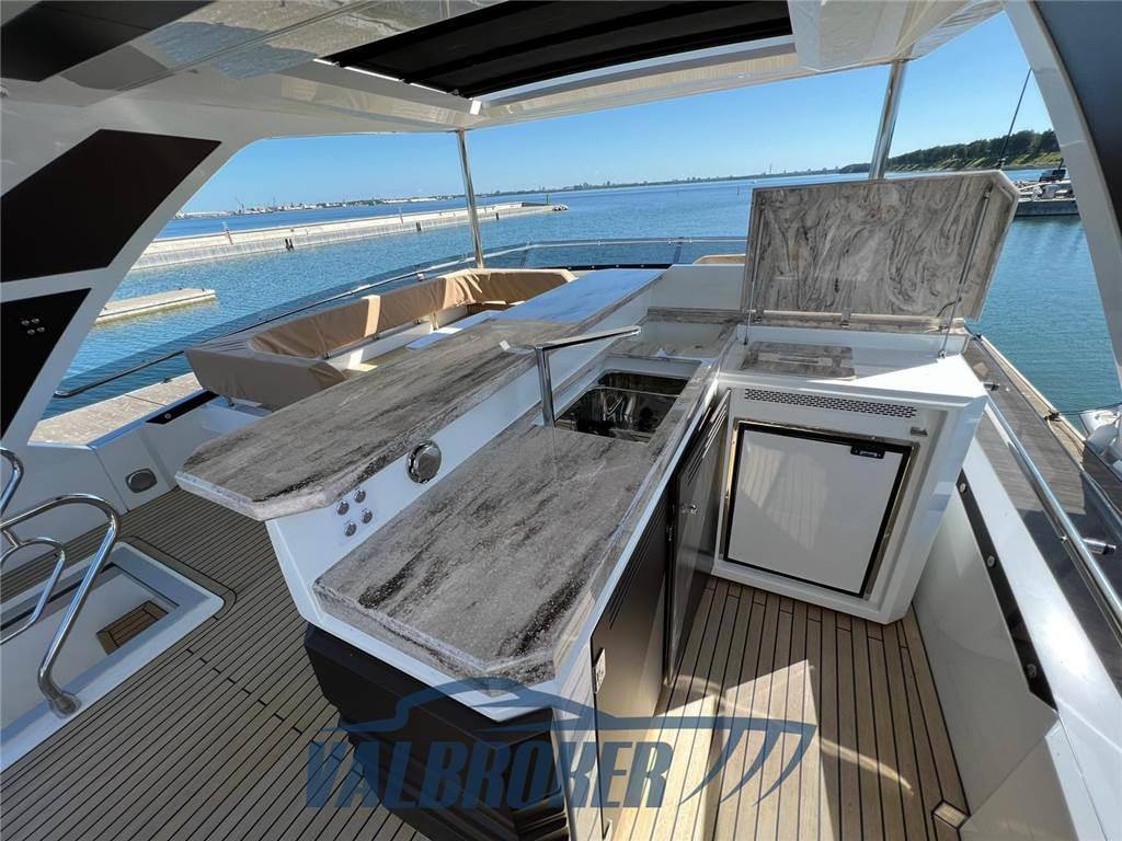 Galeon 680 fly