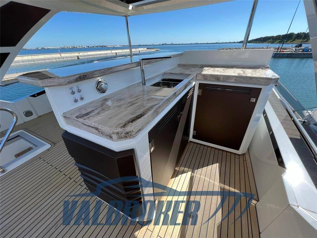 Galeon 680 fly