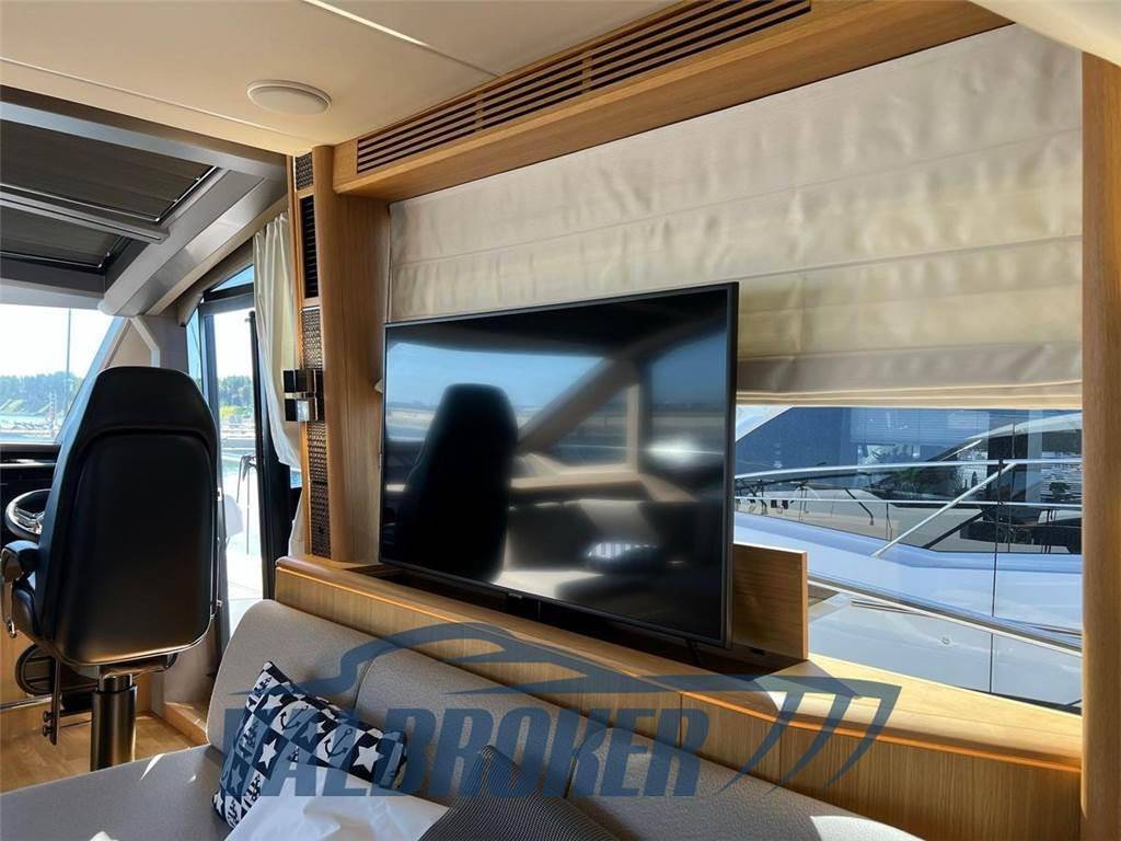 Galeon 680 fly