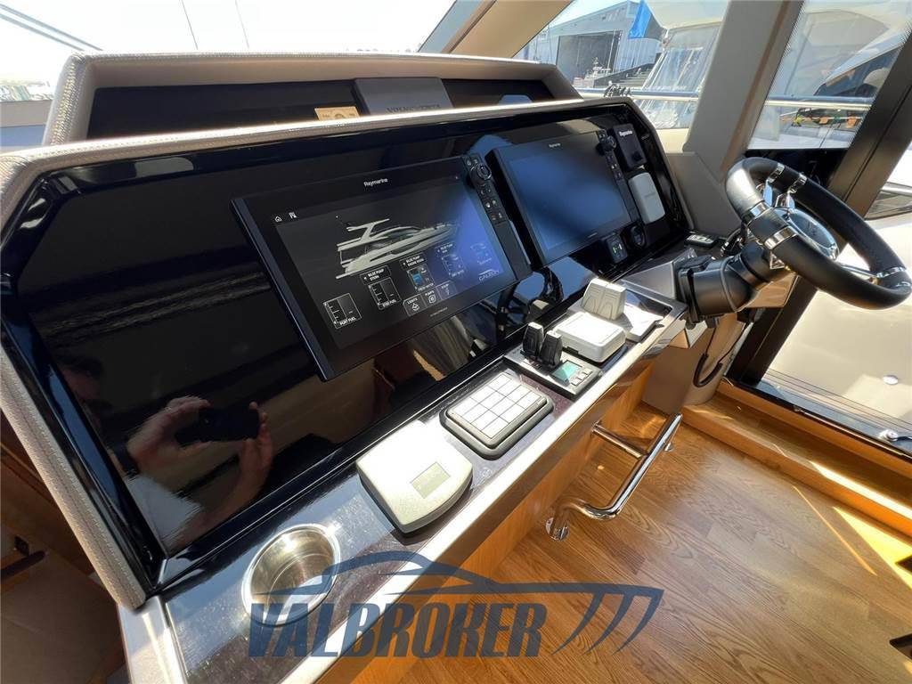 Galeon 680 fly