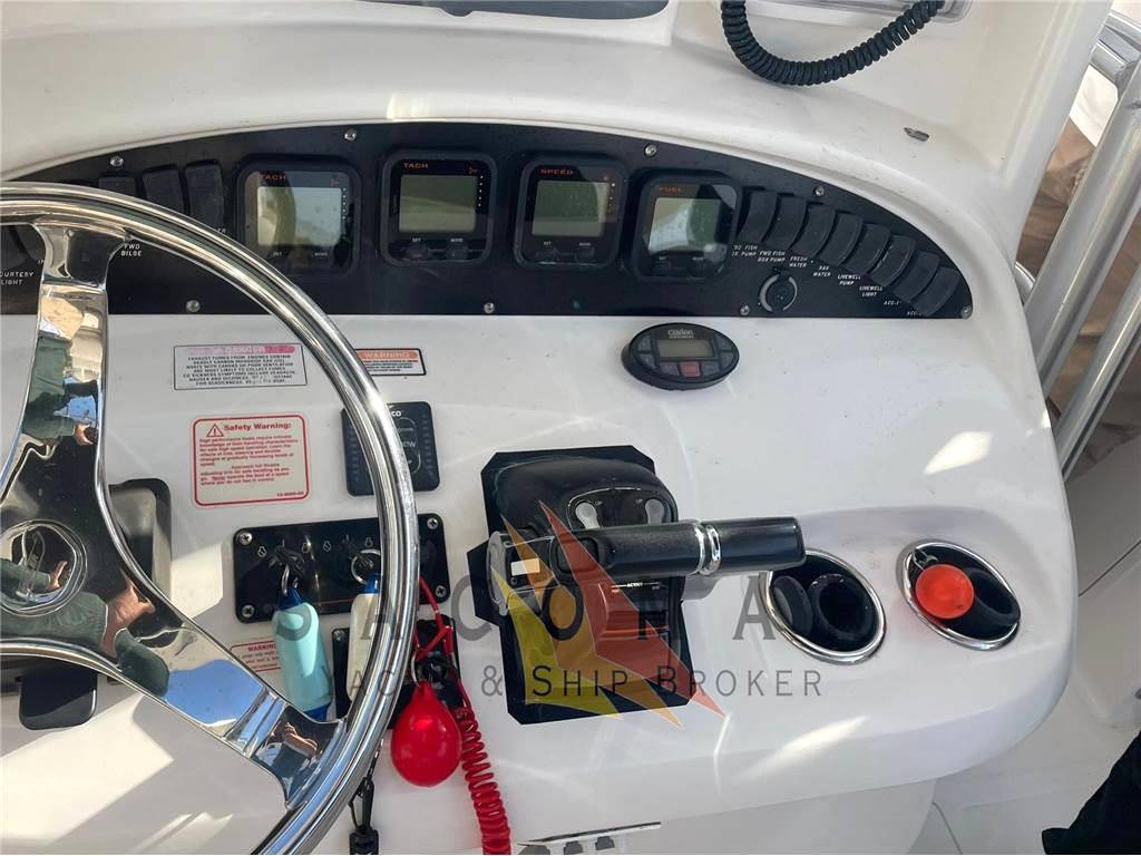 Boston whaler Outrage 320