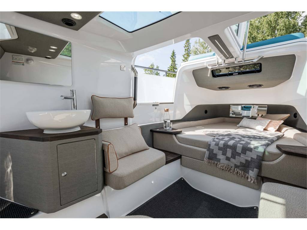 Axopar yachts 37 xc cross cabin