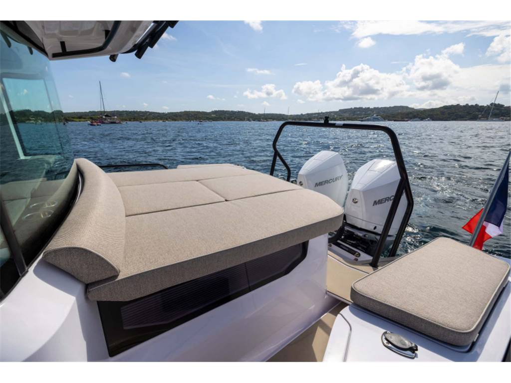 Axopar yachts 37 xc cross cabin