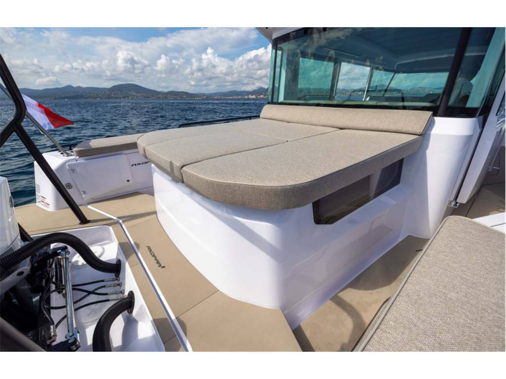 Axopar yachts 37 xc cross cabin
