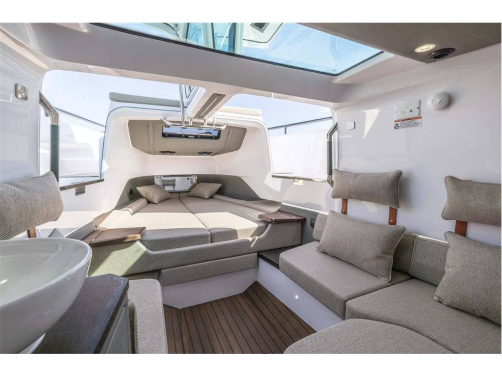 Axopar yachts 37 xc cross cabin