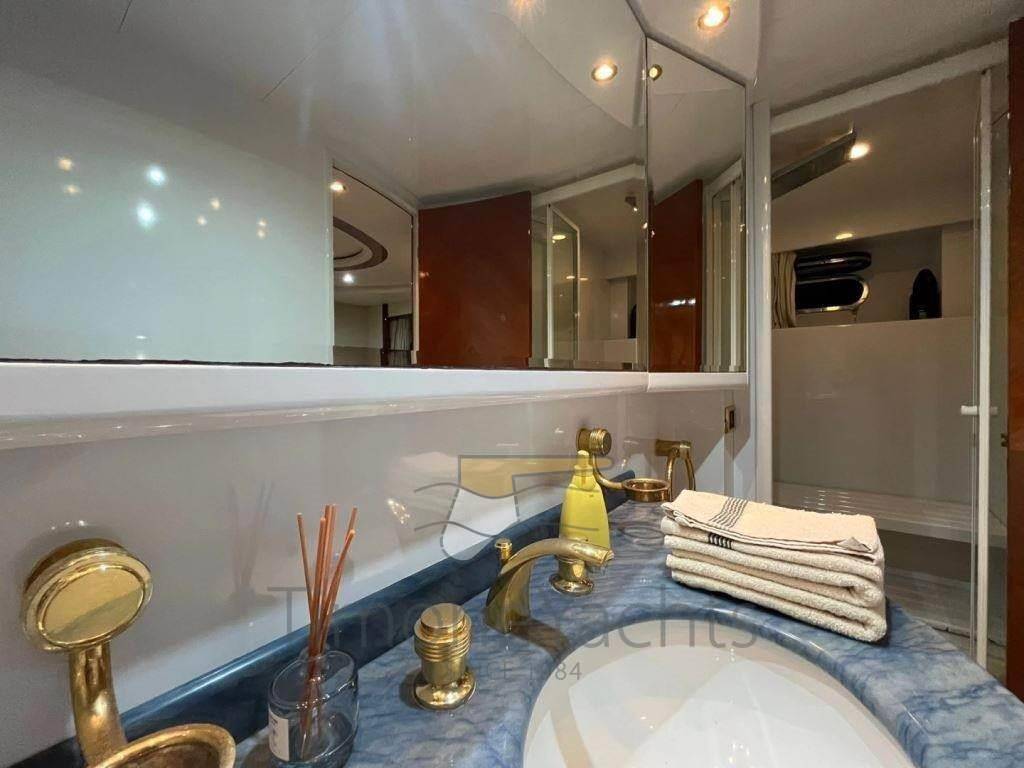 Azimut 70 sea jet 4 cabins + crew