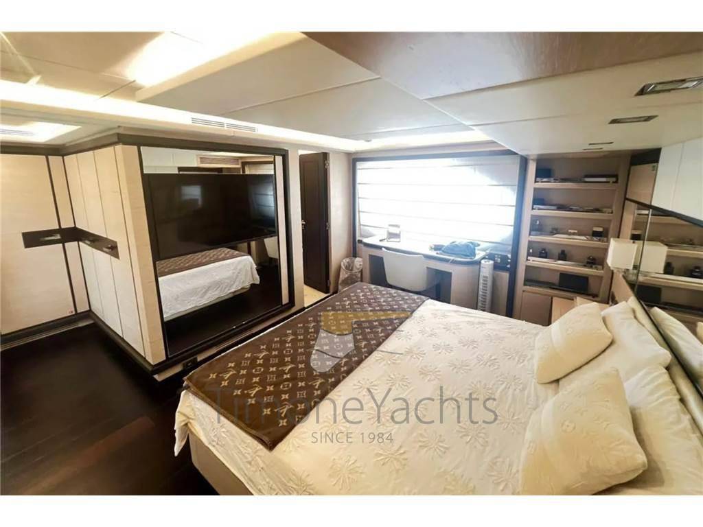 Benetti Delfino 93