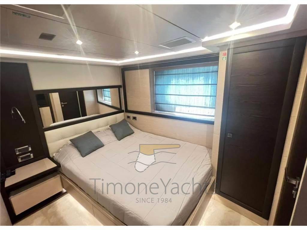 Benetti Delfino 93