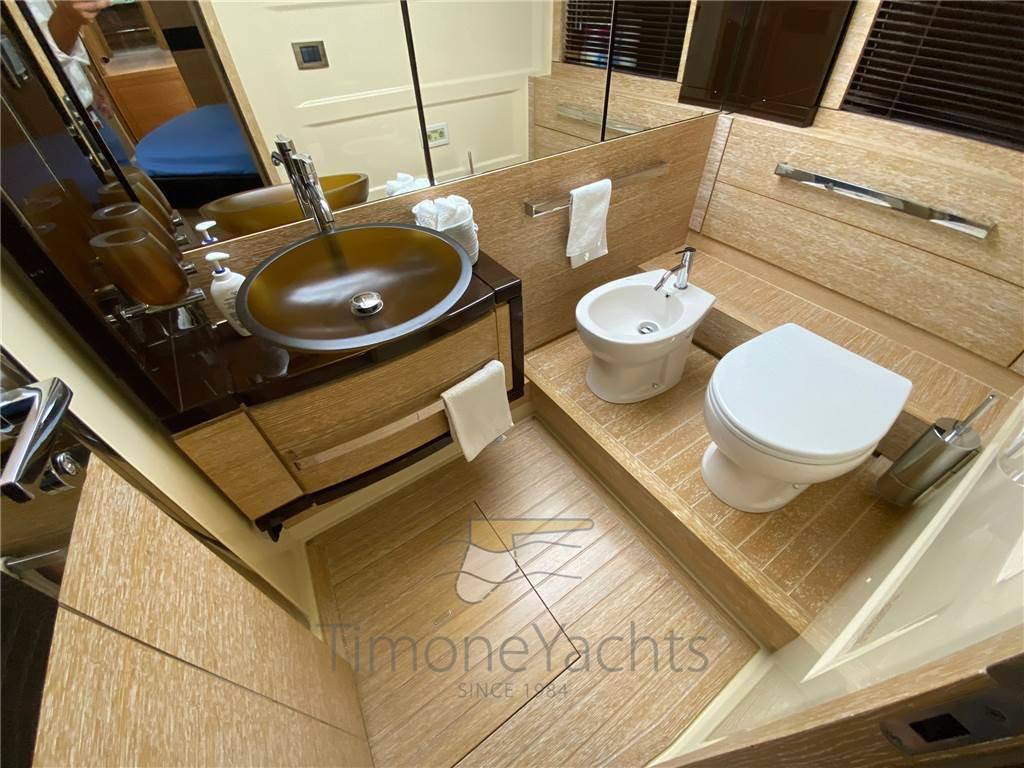 Azimut 64 fly