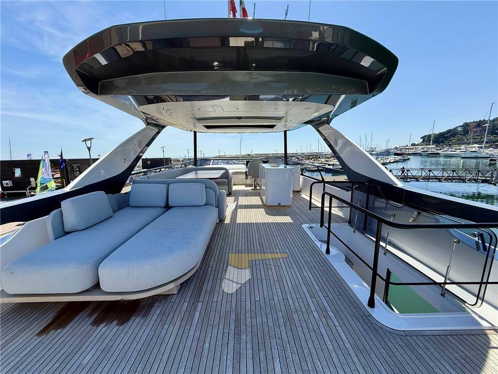 Azimut 72 fly