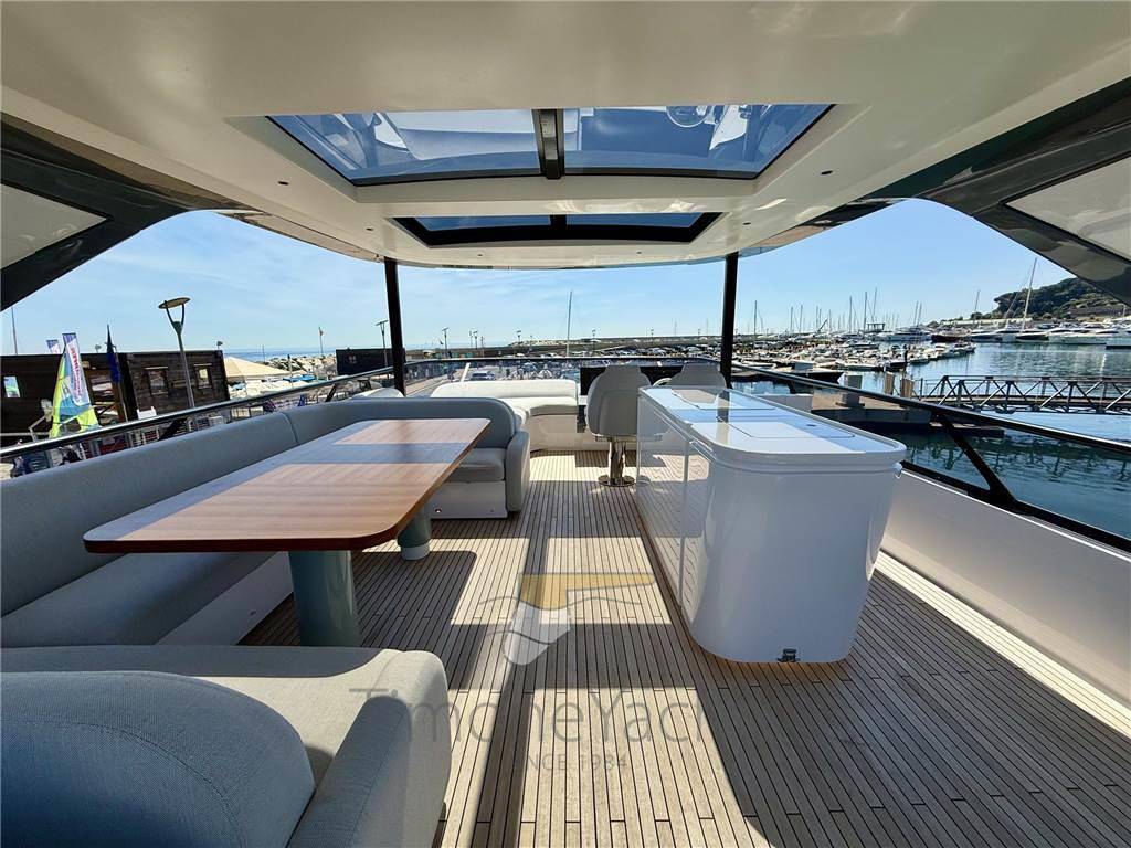 Azimut 72 fly