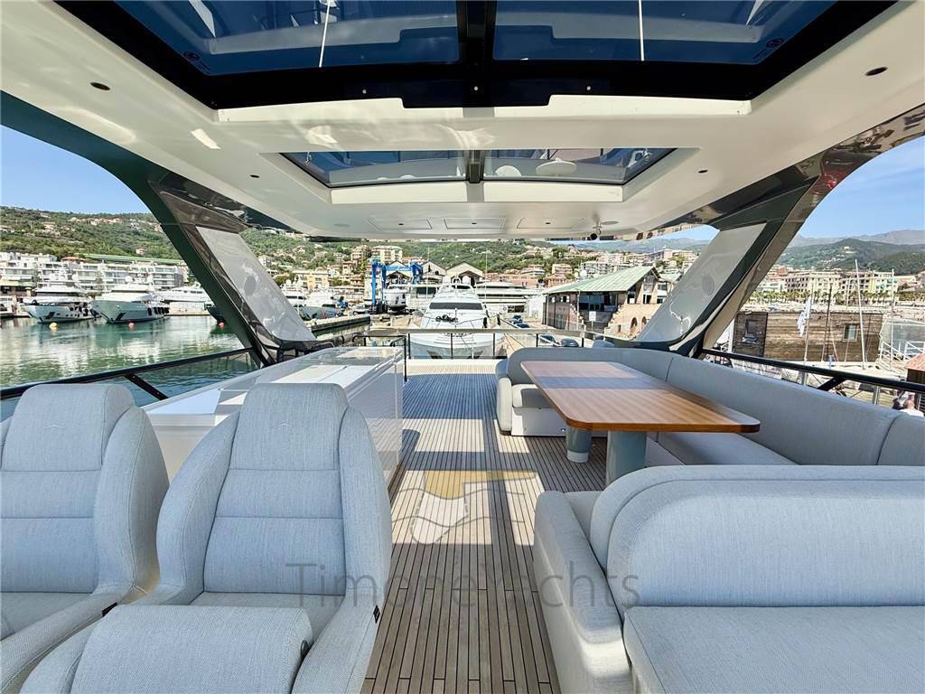 Azimut 72 fly