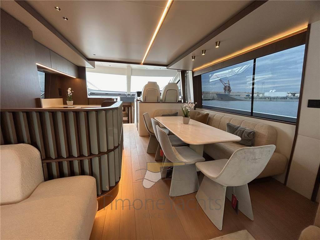 Azimut 72 fly