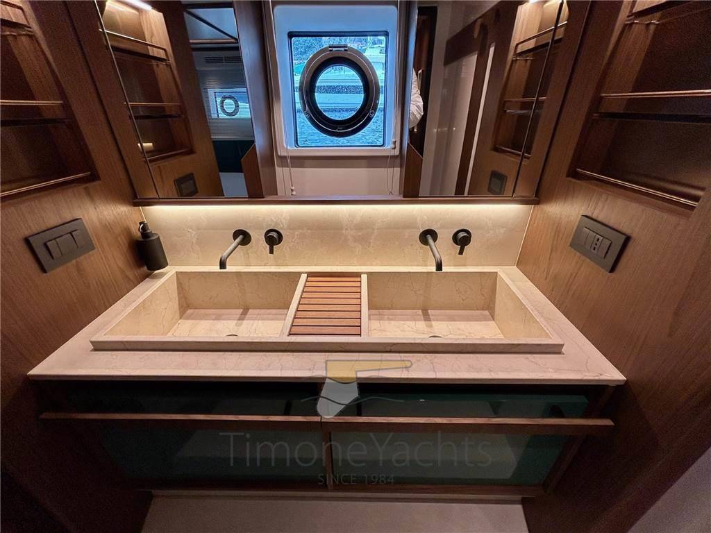 Azimut 72 fly