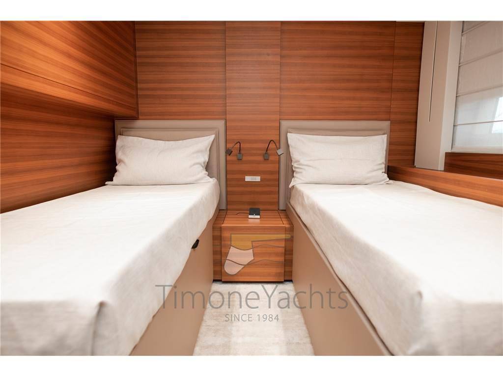 Custom line Navetta 33