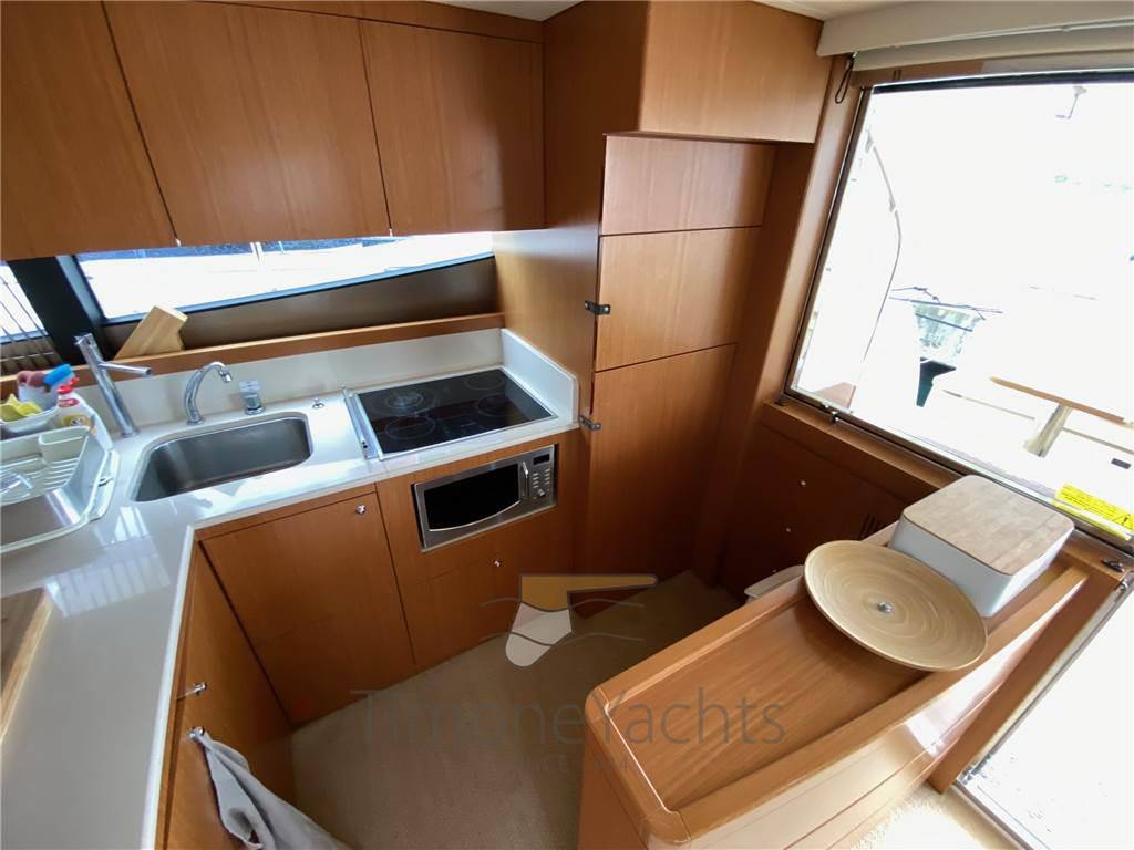 Ferretti yachts 592