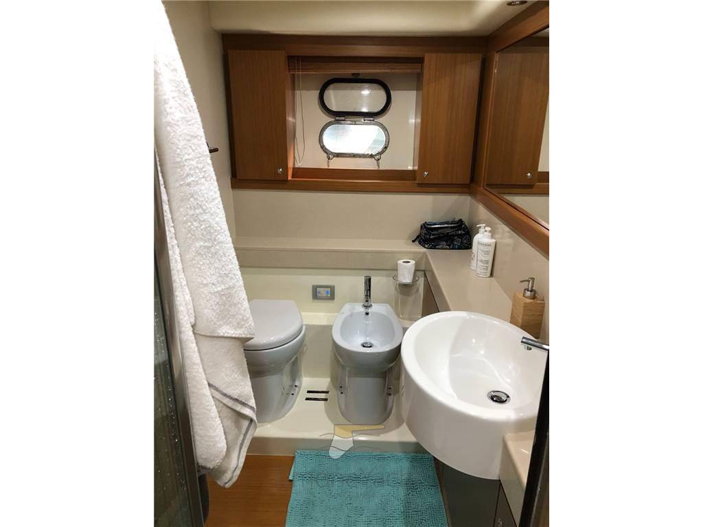 Ferretti yachts 592