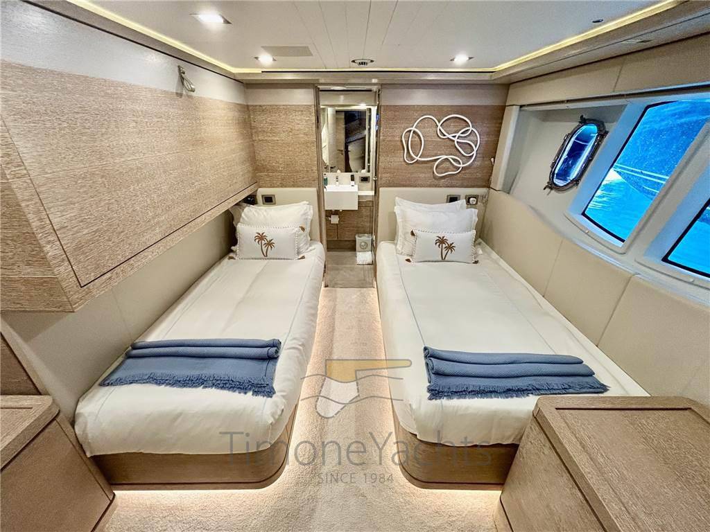 Custom line Navetta 33