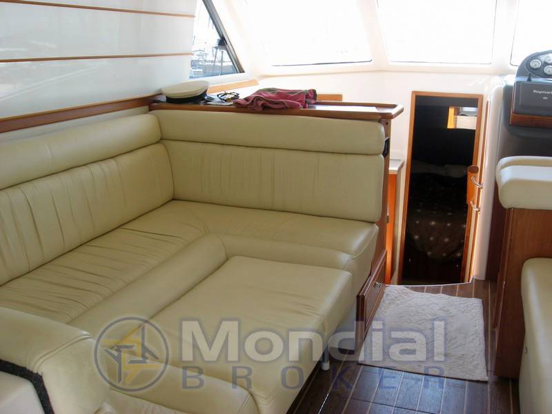 Riviera 33 flybridge cruiser