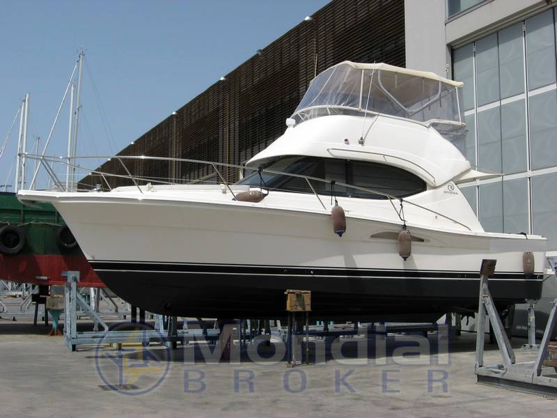 Riviera 33 flybridge cruiser