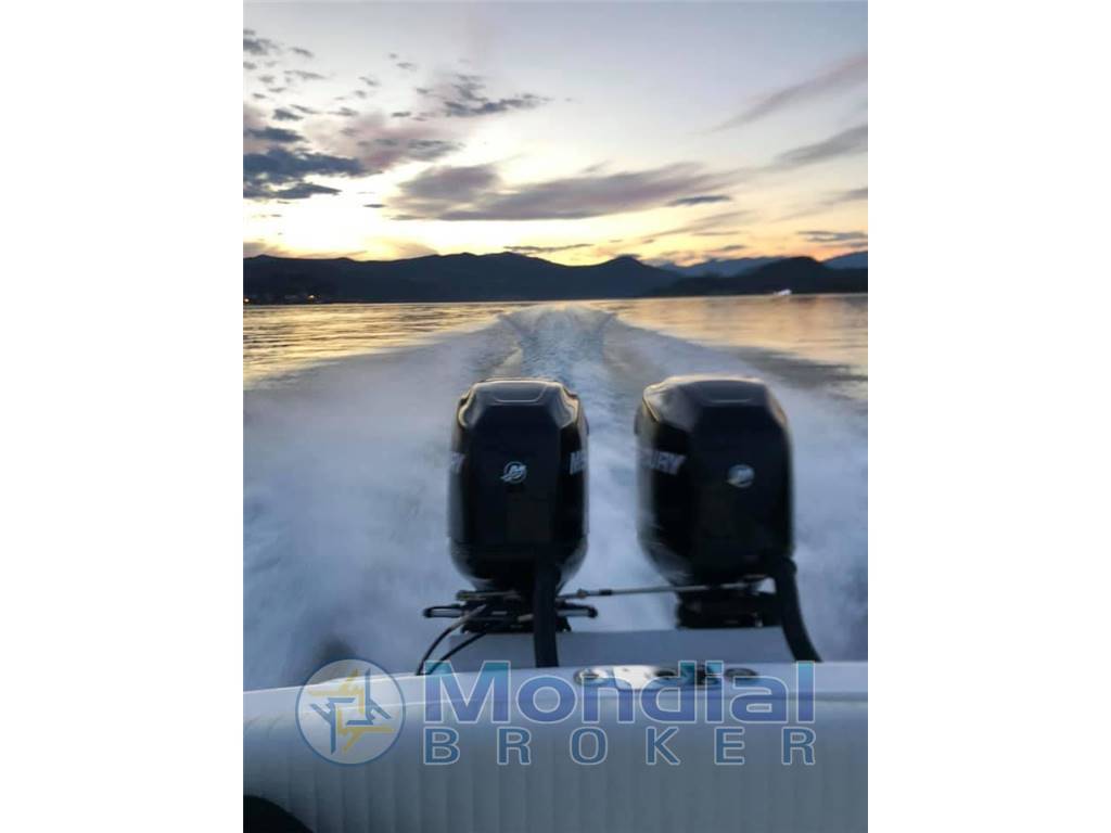 Magnum marine 27 center console