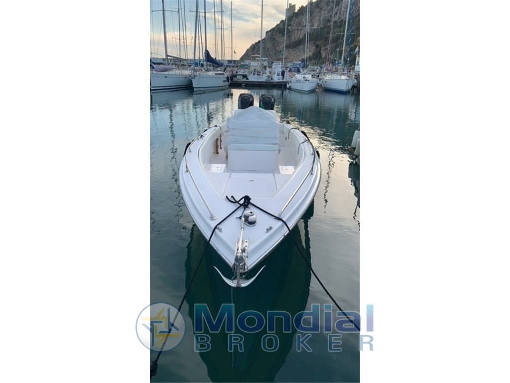 Magnum marine 27 center console