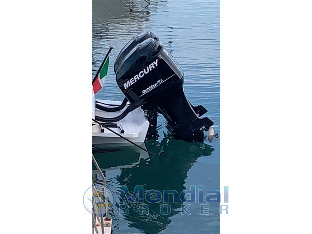Magnum marine 27 center console