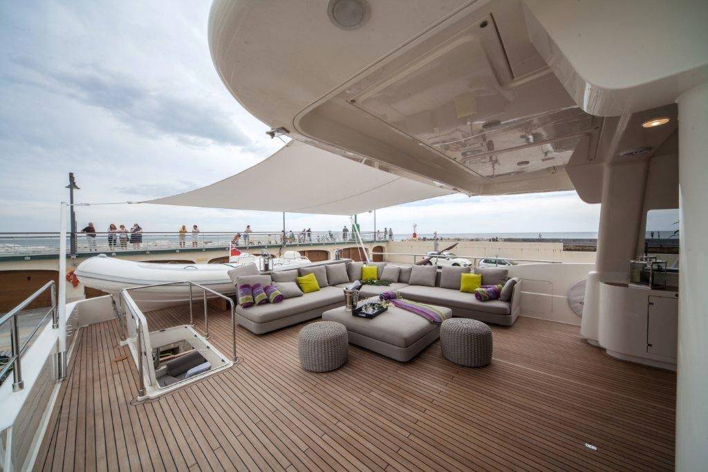Ferretti Custom line navetta 85