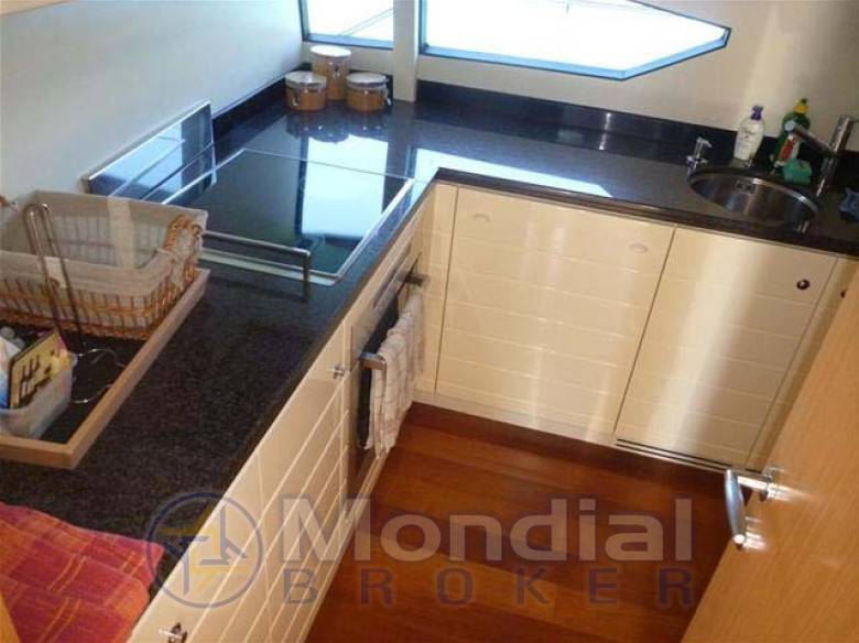 Ferretti 830