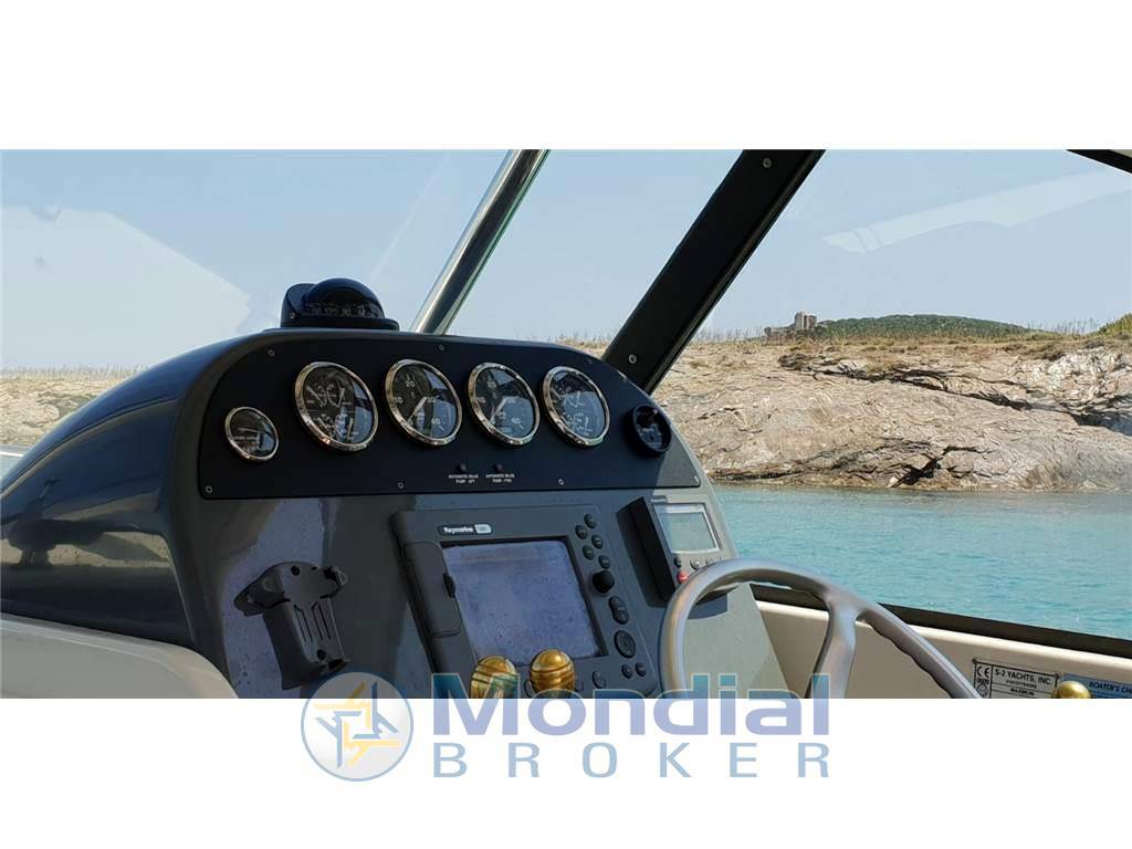 Pursuit 3100 offshore