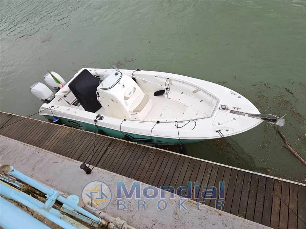 Boston whaler Outrage 270