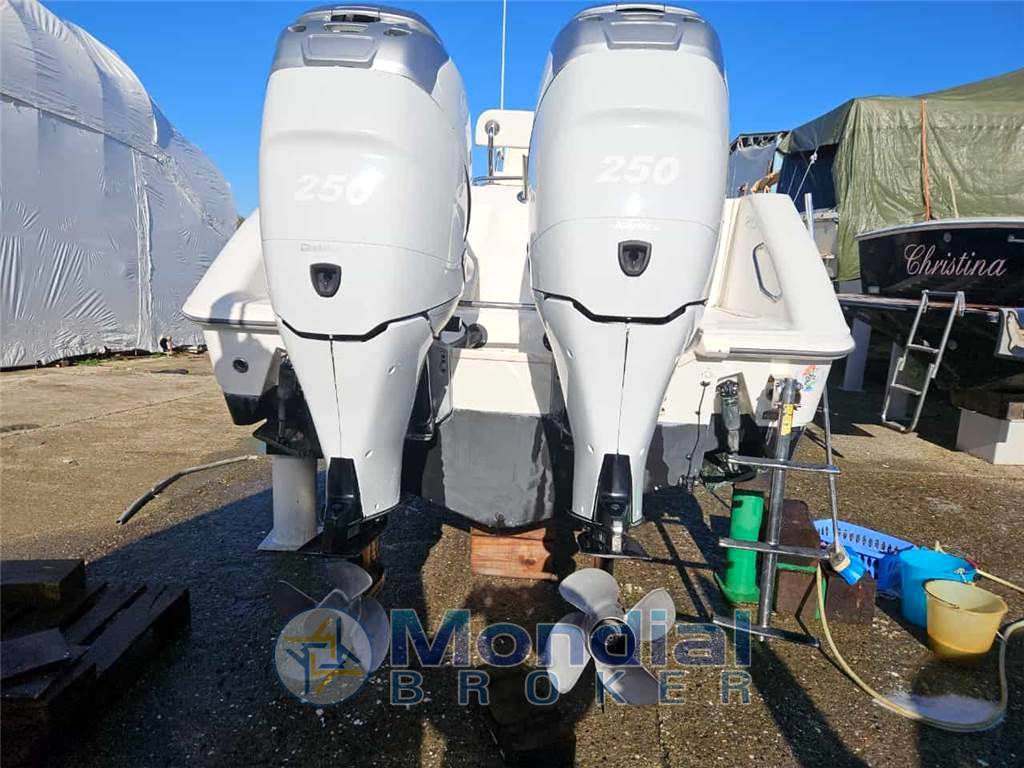 Boston whaler Outrage 270