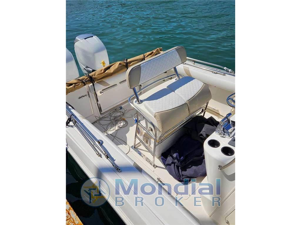 Boston whaler Outrage 270