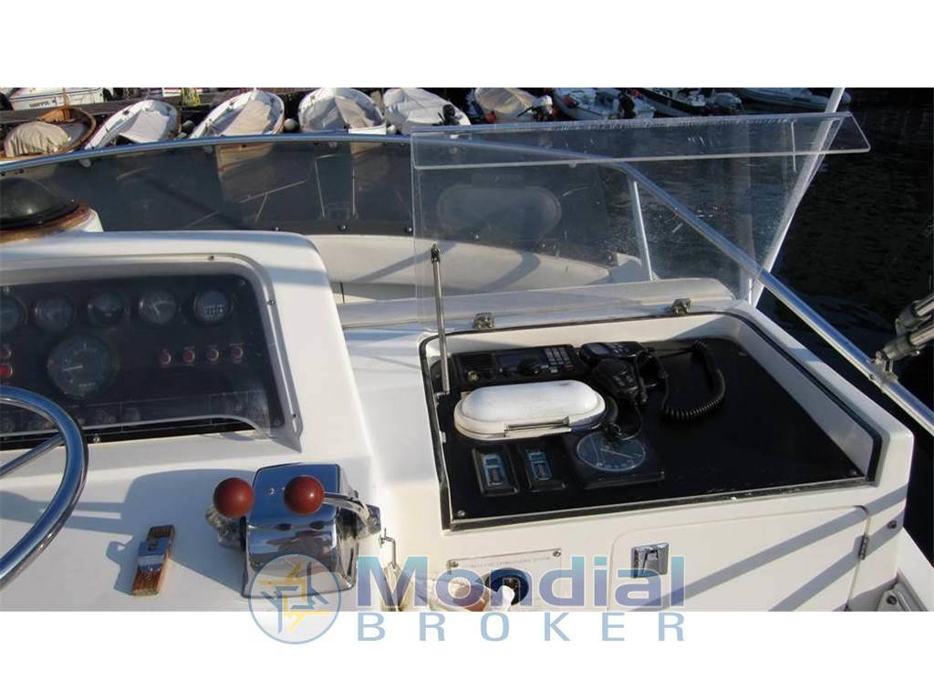 Bertram yacht 37' convertible