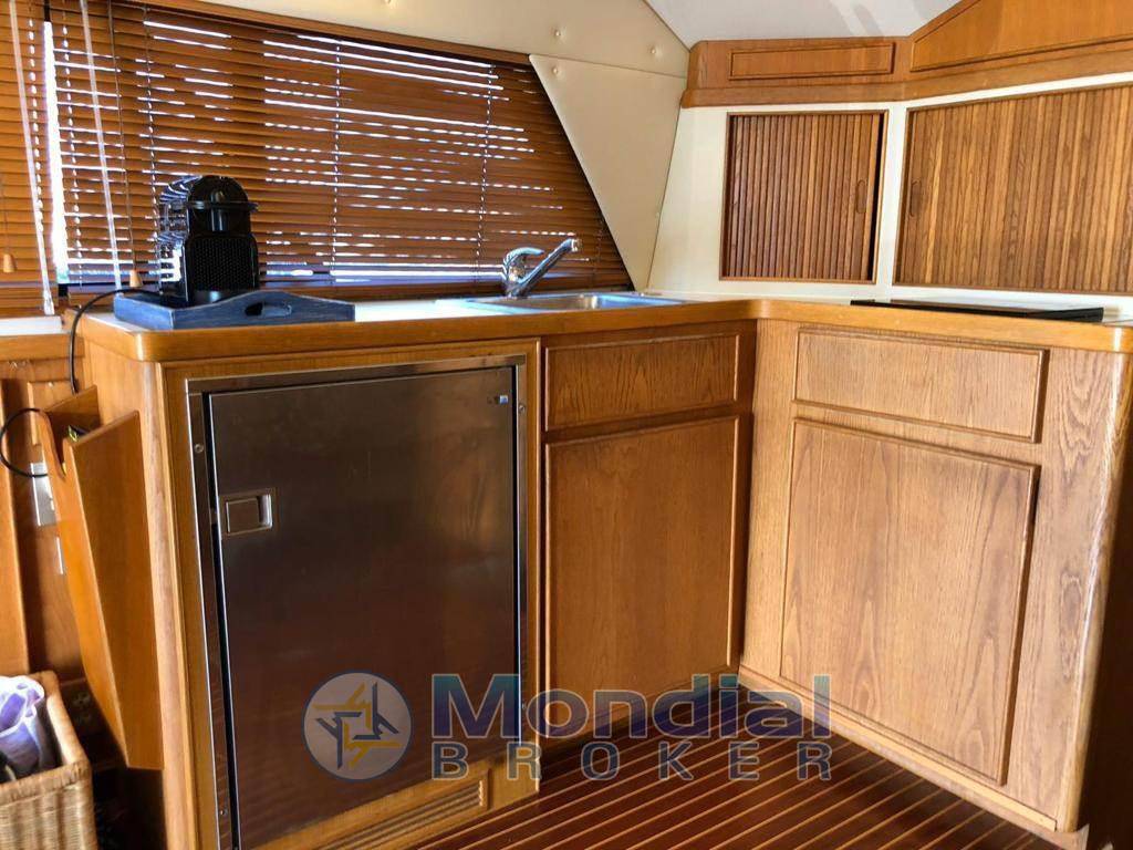 Bertram yacht 37' convertible