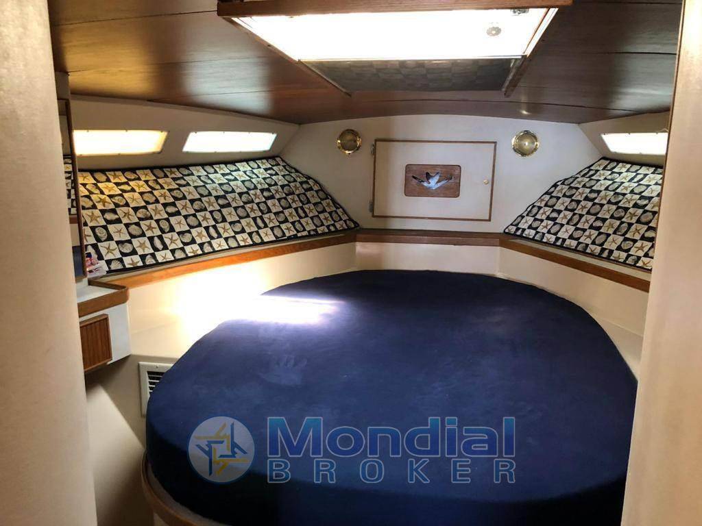 Bertram yacht 37' convertible