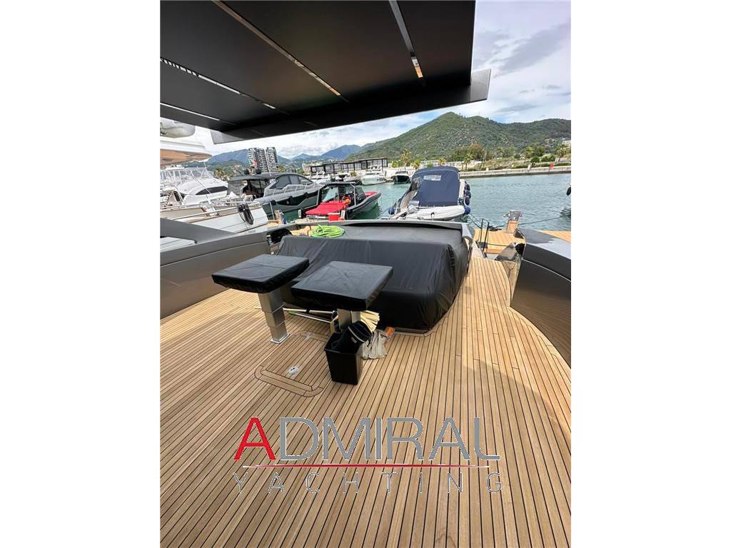 Pershing 70