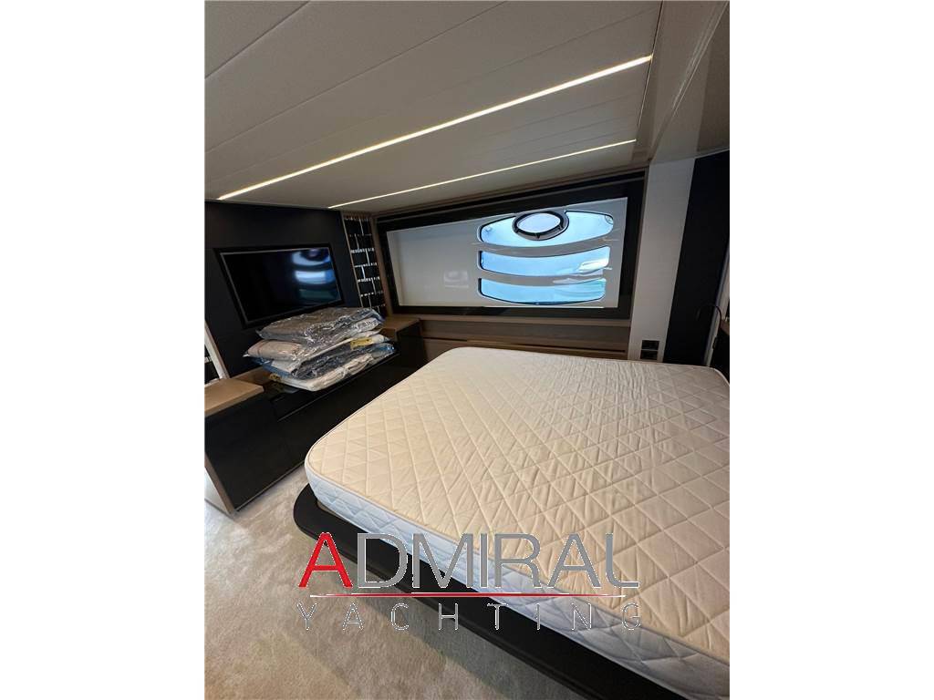 Pershing 70