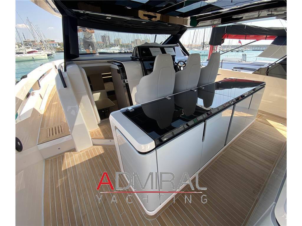 Cayman yachts 540 wa