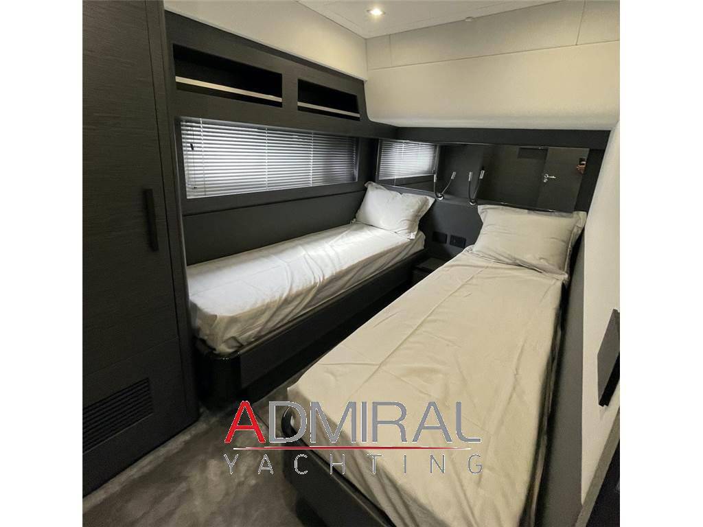 Cayman yachts F580