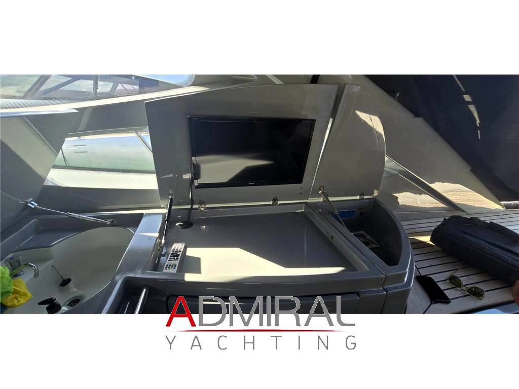 Pershing 52'