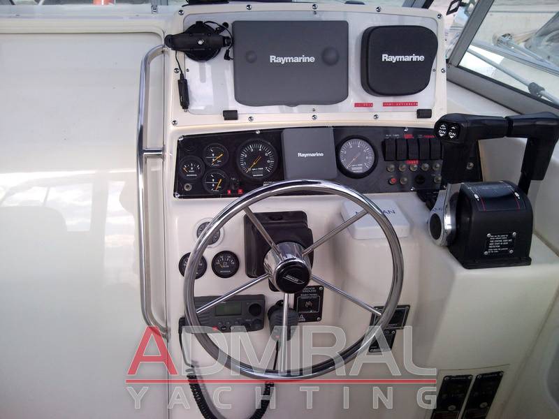 Boston whaler Conquest 28
