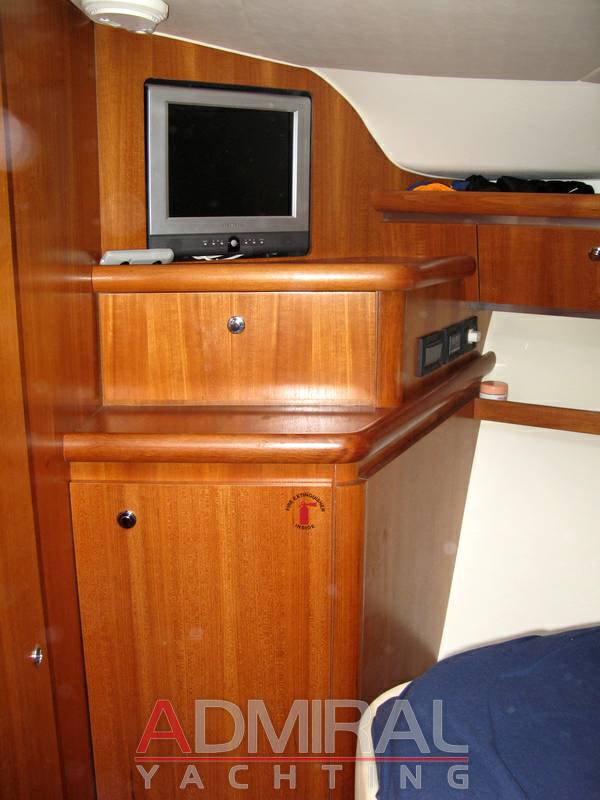 Tiara 42